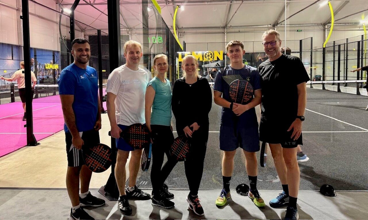 Teamspaß auf dem Padel-Court